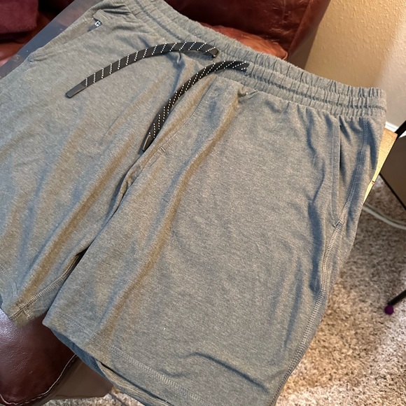 Bear Bottom Tech Short 7” inseam Charcoal Gray Large - Picture 2 of 16